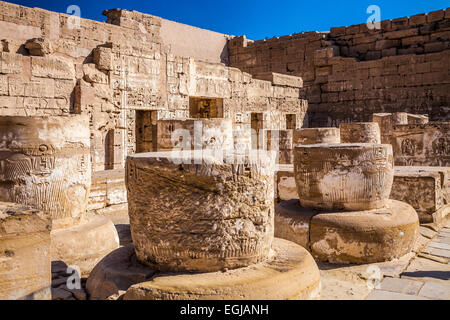 Ruinen in der Leichenhalle Tempel von Ramses III in Medinet Habu. Stockfoto