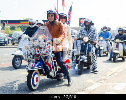 Scooterists besuchen die Isle Of Wight Scooter Rally, Großbritannien. Stockfoto