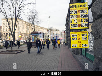 Menschen geht die Währungen Wechselkurse Platte Innenstadt von Kiew. 25. Februar 2015. Ukrainische Griwna fielen mehr als 100 Prozent gegenüber dem Dollar auf ein neues Rekordtief am 6. Januar 2015 nach der Zentralbank ihre Bemühungen zu stützen, die Währung aufgegeben. © Igor Golovniov/ZUMA Draht/Alamy Live-Nachrichten Stockfoto