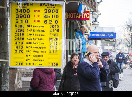 Menschen geht die Währungen Wechselkurse Platte Innenstadt von Kiew. 25. Februar 2015. Ukrainische Griwna fielen mehr als 100 Prozent gegenüber dem Dollar auf ein neues Rekordtief am 6. Januar 2015 nach der Zentralbank ihre Bemühungen zu stützen, die Währung aufgegeben. © Igor Golovniov/ZUMA Draht/Alamy Live-Nachrichten Stockfoto