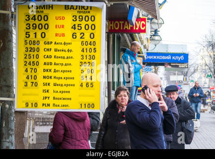 Kiew, Ukraine. 25. Februar 2015. Menschen geht die Währungen Wechselkurse Platte Innenstadt von Kiew. Ukrainische Griwna fielen mehr als 100 Prozent gegenüber dem Dollar auf ein neues Rekordtief am 6. Januar 2015 nach der Zentralbank ihre Bemühungen zu stützen, die Währung aufgegeben. Bildnachweis: Igor Golovnov/Alamy Live-Nachrichten Stockfoto