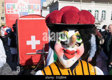 Basel, Schweiz. 25. Februar 2015. Laut Wikipedia ist Basler Fasnacht eines der Top 50 lokale Feste in Europa. Es dauert drei Tage vom 23. bis 25. Februar 2015. Am letzten Tag statt die Paraden von 14:00 für etwa zwei Stunden. Die maskierten Teilnehmer (Fasnächtler in Schweizerdeutsch) werfen Konfetti zu den Menschen und auch geben sie Süßigkeiten, Orangen, etc.. Bildnachweis: swiss.photos/Alamy Live News Stockfoto