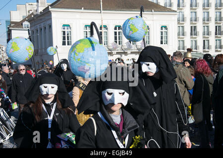 Basel, Schweiz. 25. Februar 2015. Laut Wikipedia ist Basler Fasnacht eines der Top 50 lokale Feste in Europa. Es dauert drei Tage vom 23. bis 25. Februar 2015. Am letzten Tag statt die Paraden von 14:00 für etwa zwei Stunden. Die maskierten Teilnehmer (Fasnächtler in Schweizerdeutsch) werfen Konfetti zu den Menschen und auch geben sie Süßigkeiten, Orangen, etc.. Bildnachweis: swiss.photos/Alamy Live News Stockfoto