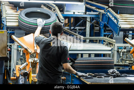 Hefei, China. 12. November 2014. Eine Arbeitskraft nimmt einen Reifen aus der Maschine auf Continental-Reifen in Hefei, China, 12. November 2014. Foto: Ole Spata/Dpa/Alamy Live-Nachrichten Stockfoto