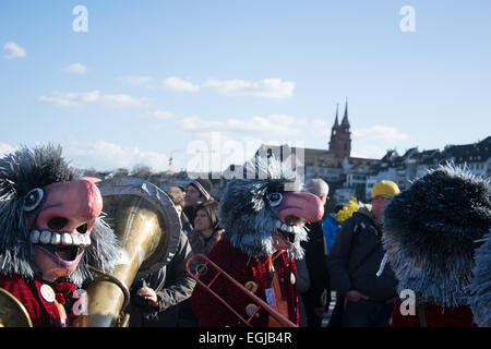 Basel, Schweiz. 25. Februar 2015. Laut Wikipedia ist Basler Fasnacht eines der Top 50 lokale Feste in Europa. Es dauert drei Tage vom 23. bis 25. Februar 2015. Am letzten Tag statt die Paraden von 14:00 für etwa zwei Stunden. Die maskierten Teilnehmer (Fasnächtler in Schweizerdeutsch) werfen Konfetti zu den Menschen und auch geben sie Süßigkeiten, Orangen, etc.. Bildnachweis: swiss.photos/Alamy Live News Stockfoto