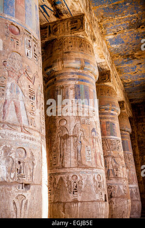 Bas-Reliefs auf Spalten in der Leichenhalle Tempel von Ramses III in Medinet Habu. Stockfoto