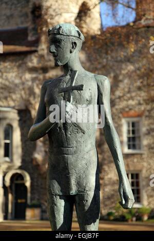 Statue von St. Edmund von Dame Elizabeth Frink, auf dem Gelände des St Edmundsbury Cathedral, Bury St Edmunds, Suffolk Stockfoto