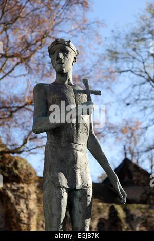 Statue von St. Edmund von Dame Elizabeth Frink, auf dem Gelände des St Edmundsbury Cathedral, Bury St Edmunds, Suffolk Stockfoto