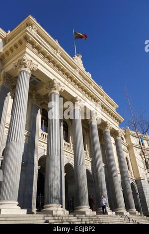 Fassade, vor dem Eingang des öffentlichen Madrider Börse, neunzehnten Jahrhundert Gebäude, Bolsa de Madrid, Spanien. Stockfoto