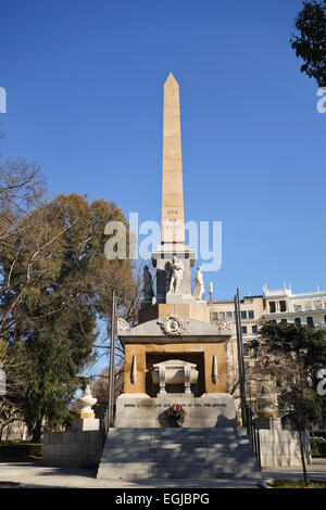 Obelisk, Denkmal für die gefallenen für Spanien, Paseo del Prado. Hotel Ritz Madrid, Spanien hinter Stockfoto