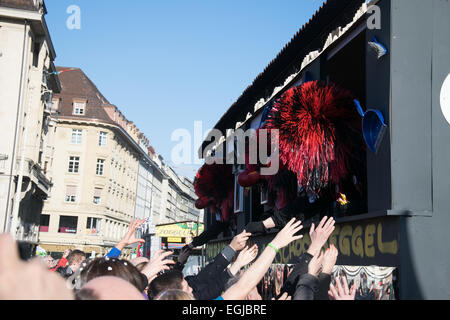 Basel, Schweiz. 25. Februar 2015. Laut Wikipedia ist Basler Fasnacht eines der Top 50 lokale Feste in Europa. Es dauert drei Tage vom 23. bis 25. Februar 2015. Am letzten Tag statt die Paraden von 14:00 für etwa zwei Stunden. Die maskierten Teilnehmer (Fasnächtler in Schweizerdeutsch) werfen Konfetti zu den Menschen und auch geben sie Süßigkeiten, Orangen, etc.. Bildnachweis: swiss.photos/Alamy Live News Stockfoto