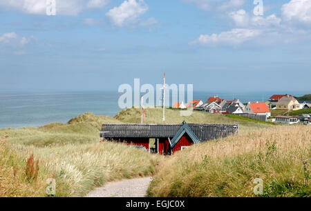 Wanderweg in den Dünen zwischen Sommerhäusern in Lønstrup, Loenstrup, einem Ferienort an der Nordsee im Nordwesten von Jütland, Dänemark. Stockfoto