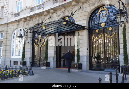 Eingang des Hotel Ritz von Belmond, fünf Sterne Luxus-Hotel neben dem Prado Museum in Madrid. Spanien. Stockfoto