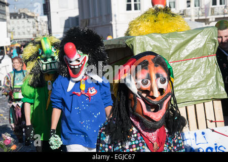 Basel, Schweiz. 25. Februar 2015. Laut Wikipedia ist Basler Fasnacht eines der Top 50 lokale Feste in Europa. Es dauert drei Tage vom 23. bis 25. Februar 2015. Am letzten Tag statt die Paraden von 14:00 für etwa zwei Stunden. Die maskierten Teilnehmer (Fasnächtler in Schweizerdeutsch) werfen Konfetti zu den Menschen und auch geben sie Süßigkeiten, Orangen, etc.. Bildnachweis: swiss.photos/Alamy Live News Stockfoto