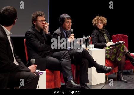 Paris, Frankreich. 24. Februar 2015. Konferenz "Fukushima Atomunfall - vier Jahre später", Green Cross Paris, Frankreich, (Mitte) Naoto Kan ehemaliger Premierminister von Japan, trat er sechs Monate nach dem atomaren Unfall in Fukushima, (rechts), Valerie Faudon, General Manager SFEN, Tetsunari Lida, Direktor des ISEP, Yves Marigniac, Director of WISE. Bildnachweis: Ania Freindorf/Alamy Live-Nachrichten Stockfoto