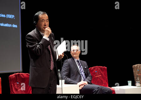 Paris, Frankreich. 24. Februar 2015. Konferenz "Fukushima Atomunfall - vier Jahre später", Green Cross, Paris, Frankreich, (links) Naoto Kan ehemaliger Premierminister von Japan, trat er sechs Monate nach dem atomaren Unfall in Fukushima, (rechts) COO Green Cross International Adam Koniuszewski, Credit: Ania Freindorf/Alamy Live News Stockfoto