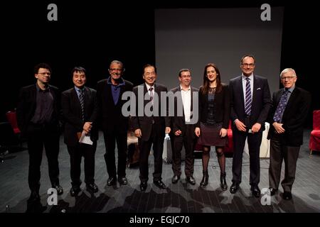 Paris, Frankreich. 24. Februar 2015. Konferenz "Fukushima Atomunfall - vier Jahre später", Green Cross, Paris, Frankreich, (rechts) Professor Jonathan Samet (University of Southern California), COO Green Cross International Adam Koniuszewski, Sandrine Belier, ehemaliges Mitglied des Europäischen Parlament, Nicolas Imbert, Direktor Green Cross Frankreich, Naoto Kan ehemaliger Premierminister von Japan, trat er sechs Monate nach dem atomaren Unfall in Fukushima, Jean Paul Jaud, Regisseur, Tetsunari Lida , Direktor der ISEP, Yves Marigniac, Direktor von WISE. Bildnachweis: Ania Freindorf/Alamy Live-Nachrichten Stockfoto