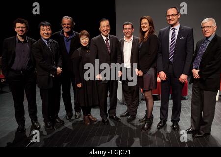 Paris, Frankreich. 24. Februar 2015. Konferenz "Fukushima Atomunfall - vier Jahre später", Green Cross, Paris, Frankreich, (rechts) Jonathan Samet (University of Southern California), COO Green Cross International Adam Koniuszewski, Sandrine Belier, ehemaliges Mitglied des Europäischen Parlament, Nicolas Imbert, Direktor Green Cross Frankreich, Naoto Kan ehemaliger Premierminister von Japan, trat er sechs Monate nach dem atomaren Unfall in Fukushima, Jean Paul Jaud, Regisseur, Direktor des ISEP Tetsunari Lida , Yves Marigniac, Direktor des weisen. Bildnachweis: Ania Freindorf/Alamy Live-Nachrichten Stockfoto