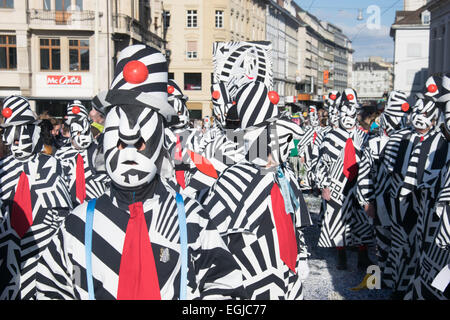 Basel, Schweiz. 25. Februar 2015. Laut Wikipedia ist Basler Fasnacht eines der Top 50 lokale Feste in Europa. Es dauert drei Tage vom 23. bis 25. Februar 2015. Am letzten Tag statt die Paraden von 14:00 für etwa zwei Stunden. Die maskierten Teilnehmer (Fasnächtler in Schweizerdeutsch) werfen Konfetti zu den Menschen und auch geben sie Süßigkeiten, Orangen, etc.. Bildnachweis: swiss.photos/Alamy Live News Stockfoto