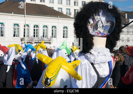 Basel, Schweiz. 25. Februar 2015. Laut Wikipedia ist Basler Fasnacht eines der Top 50 lokale Feste in Europa. Es dauert drei Tage vom 23. bis 25. Februar 2015. Am letzten Tag statt die Paraden von 14:00 für etwa zwei Stunden. Die maskierten Teilnehmer (Fasnächtler in Schweizerdeutsch) werfen Konfetti zu den Menschen und auch geben sie Süßigkeiten, Orangen, etc.. Bildnachweis: swiss.photos/Alamy Live News Stockfoto