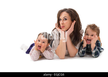 Junge Mutter mit zwei Kindern Spaß auf weißem Hintergrund Stockfoto