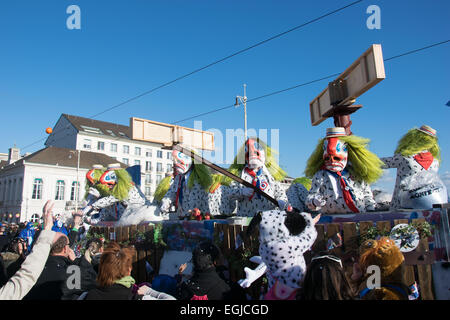 Basel, Schweiz. 25. Februar 2015. Laut Wikipedia ist Basler Fasnacht eines der Top 50 lokale Feste in Europa. Es dauert drei Tage vom 23. bis 25. Februar 2015. Am letzten Tag statt die Paraden von 14:00 für etwa zwei Stunden. Die maskierten Teilnehmer (Fasnächtler in Schweizerdeutsch) werfen Konfetti zu den Menschen und auch geben sie Süßigkeiten, Orangen, etc.. Bildnachweis: swiss.photos/Alamy Live News Stockfoto