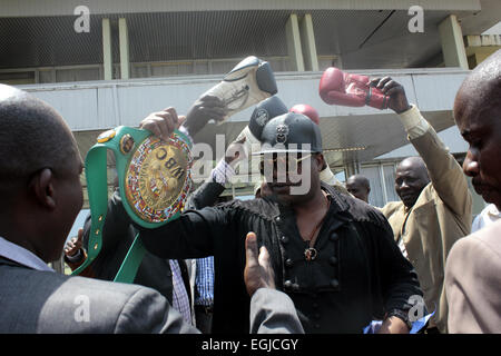 Kampala, Uganda. 25. Februar 2015. Ehemalige World Boxing Council (WBC) Licht-Mittelgewichts-Champion John "The Beast" erhält einen mitreißenden Empfang bis auf Rückkehr nach Uganda nach 26 Jahren in der Diaspora. Die ugandischen geboren australische eingesackt eine Silbermedaille für Uganda während der Olympiade 1980 in Moskau unter der Uganda-Boxen während Kämpfer Awards am Hotel Africana am Freitag geehrt werden wird. Im Volksmund als "The Beast" für seine immense Schlagkraft, unternahm Mugabi gewinnen die WBC Licht-Mittelgewichts-Weltmeister 1989 noch als einer der härtesten Puncher in der ganzen Welt verehrt wird. © Samsö Stockfoto