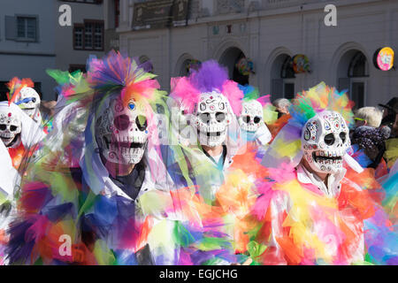 Basel, Schweiz. 25. Februar 2015. Laut Wikipedia ist Basler Fasnacht eines der Top 50 lokale Feste in Europa. Es dauert drei Tage vom 23. bis 25. Februar 2015. Am letzten Tag statt die Paraden von 14:00 für etwa zwei Stunden. Die maskierten Teilnehmer (Fasnächtler in Schweizerdeutsch) werfen Konfetti zu den Menschen und auch geben sie Süßigkeiten, Orangen, etc.. Bildnachweis: swiss.photos/Alamy Live News Stockfoto