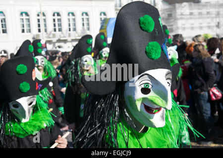 Basel, Schweiz. 25. Februar 2015. Laut Wikipedia ist Basler Fasnacht eines der Top 50 lokale Feste in Europa. Es dauert drei Tage vom 23. bis 25. Februar 2015. Am letzten Tag statt die Paraden von 14:00 für etwa zwei Stunden. Die maskierten Teilnehmer (Fasnächtler in Schweizerdeutsch) werfen Konfetti zu den Menschen und auch geben sie Süßigkeiten, Orangen, etc.. Bildnachweis: swiss.photos/Alamy Live News Stockfoto