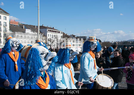 Basel, Schweiz. 25. Februar 2015. Laut Wikipedia ist Basler Fasnacht eines der Top 50 lokale Feste in Europa. Es dauert drei Tage vom 23. bis 25. Februar 2015. Am letzten Tag statt die Paraden von 14:00 für etwa zwei Stunden. Die maskierten Teilnehmer (Fasnächtler in Schweizerdeutsch) werfen Konfetti zu den Menschen und auch geben sie Süßigkeiten, Orangen, etc.. Bildnachweis: swiss.photos/Alamy Live News Stockfoto