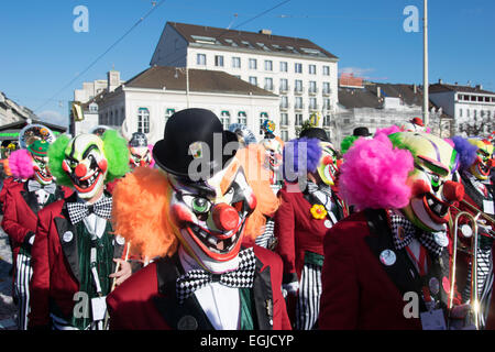 Basel, Schweiz. 25. Februar 2015. Laut Wikipedia ist Basler Fasnacht eines der Top 50 lokale Feste in Europa. Es dauert drei Tage vom 23. bis 25. Februar 2015. Am letzten Tag statt die Paraden von 14:00 für etwa zwei Stunden. Die maskierten Teilnehmer (Fasnächtler in Schweizerdeutsch) werfen Konfetti zu den Menschen und auch geben sie Süßigkeiten, Orangen, etc.. Stockfoto