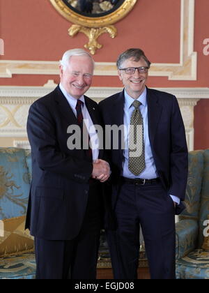 Ottawa, Kanada. 25. Februar 2015. Bill Gates, der Mitbegründer von Microsoft und Philanthrop (Mitte rechts), trifft sich mit seiner Exzellenz Recht Honourable David Johnston, Generalgouverneur von Kanada (Mitte links), zum Umgang mit kanadischen Philanthropie, diskutieren in der Rideau Hall in Ottawa, Kanada, 25. Februar 2015. Rideau Hall ist die offizielle Residenz in Ottawa des kanadischen Monarchen und der Generalgouverneur von Kanada. Bildnachweis: Andrei Filippov/Alamy Live-Nachrichten Stockfoto