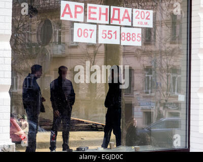 Kiew, Ukraine. 25. Februar 2015. Schaufenster der Tabelle 'Miete' im Zentrum von Kiew. -Die wirtschaftliche Krise in der Ukraine weiterhin wegen der Kämpfe im Osten des Landes zu vertiefen. Der Fall der nationalen Währung seit Anfang des Jahres mehr als 100 Prozent negativ auf die Kaufkraft der Bevölkerung. Segment der teure Kleidung in erster Linie reduziert. Bildnachweis: Igor Golovnov/Alamy Live-Nachrichten Stockfoto