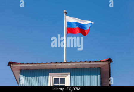 Russische Flagge im Wind wehende blaue Himmel Stockfoto