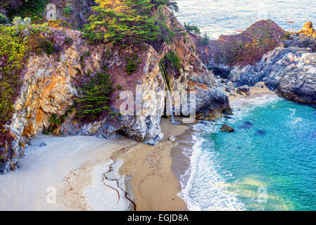 McWay Falls bei Julia Pfeiffer Burns State Park, Kalifornien, USA. Stockfoto