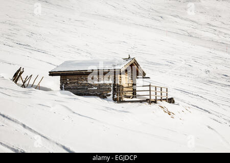 Kleines Häuschen in den Bergen Stockfoto