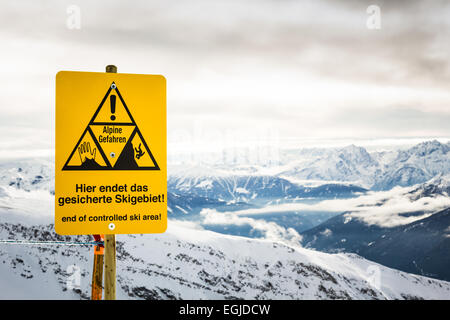 Ende des kontrollierten Ski Gebiet Zeichen in Österreichische Alpen Stockfoto