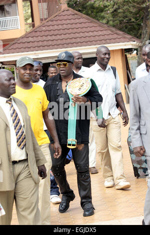 Kampala, Uganda. 25. Februar 2015. Ehemalige World Boxing Council (WBC) Licht-Mittelgewichts-Champion John "The Beat" bekamen einen mitreißenden Empfang bis auf Rückkehr nach Uganda nach 26 Jahren in der Diaspora. Die ugandischen geboren australische eingesackt eine Silbermedaille für Uganda während der Olympiade 1980 in Moskau unter der Uganda-Boxen während Kämpfer Awards am Hotel Africana am Freitag geehrt werden wird. Im Volksmund als "The Beast" für seine immense Schlagkraft, unternahm Mugabi gewinnen die WBC Licht-Mittelgewichts-Weltmeister 1989 noch als einer der härtesten Puncher in der ganzen Welt verehrt wird. Stockfoto
