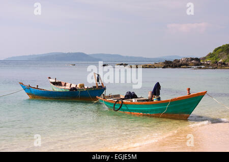 Kleine Fischerboote in der Bucht von Mango Bay, Phu Quoc Island, Vietnam, Südostasien Stockfoto