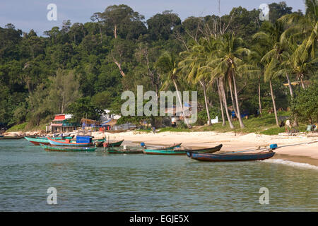 Kleine Fischerboote in der Bucht von Mango Bay, Phu Quoc Island, Vietnam, Südostasien Stockfoto