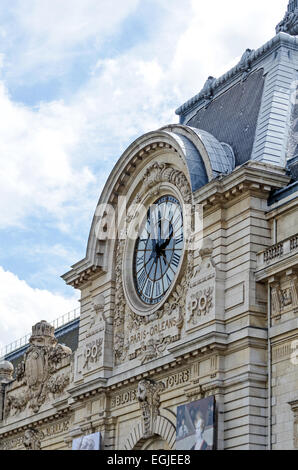 Die große Uhr an der Außenseite des Musée d ' Orsay, Paris. Stockfoto