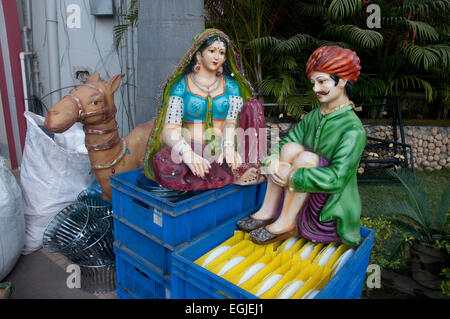 Indien-2014. Orissa. Sambalpur. Tonfiguren von Mann und Frau und Camel verwendet, um indische Hochzeitsessen dekorieren Stockfoto