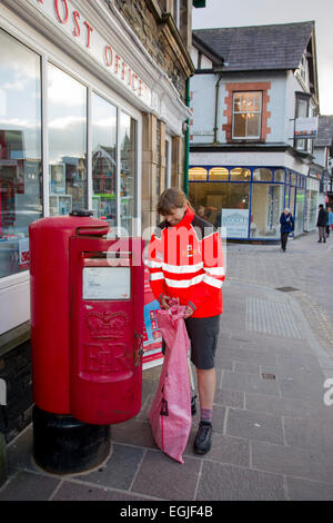 Postamt rote Säule Box Brief & weibliche Postie Royal Mail Stockfoto