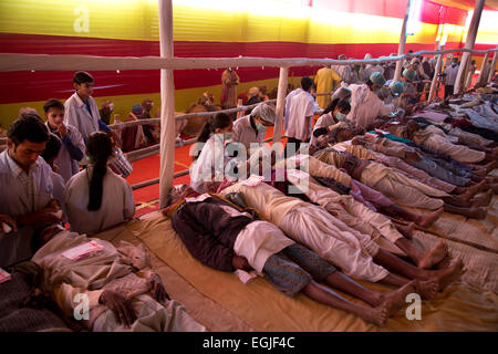 Post-operative Patienten. Bhansali Trust hält "Eye Camps", wo kostenlose Katarakt-Operation zur Verfügung gestellt wird. Stockfoto