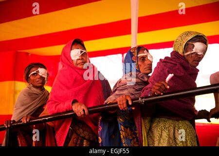 Post-operative Patienten. Bhansali Trust hält "Eye Camps", wo kostenlose Katarakt-Operation zur Verfügung gestellt wird. Stockfoto