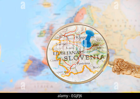 Blaue Tack auf Karte von Europa mit Lupe auf Ljubljana, Slowenien Stockfoto