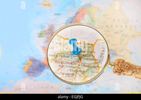 Blaue Tack auf Karte von Europa mit Lupe suchen in Wien, Österreich Stockfoto