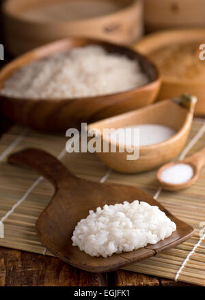 Frisch gekocht klebrigen Reis auf eine Sushi-Matte mit Bambus-Dampfer. Stockfoto