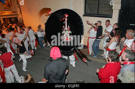 May Day rot Oss Tänze in traditionellen 1. Mai Feier zu verdrängen Stockfoto