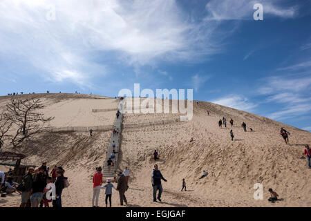 Touristen klettern die Düne von Pilat, die höchste Sanddüne Europas Stockfoto
